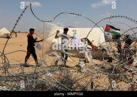 Des manifestants palestiniens en vol d'un cerf-volant transportant des matériaux en combustion pour mettre le feu en territoire israélien au cours d'affrontement avec les forces israéliennes le long de la frontière avec Banque D'Images