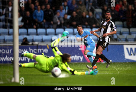 La ville de Coventry Marc McNulty (centre) montres son tir rendez large que Notts County Gardien Adam Collin (à gauche) tente de sauver le ciel pendant deux match des séries éliminatoires de la Ligue de pari au Ricoh Arena, Coventry. Banque D'Images