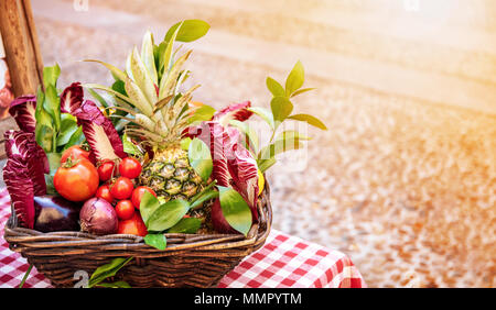 Panier de fruits et légumes Banque D'Images