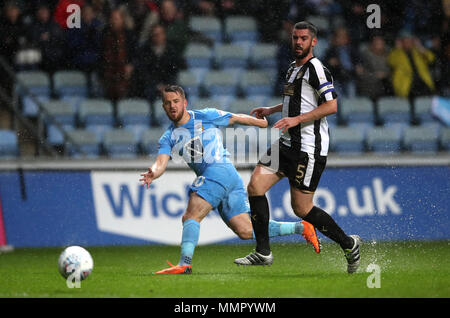 La ville de Coventry Marc McNulty (à gauche) tente un tir au but lors de la Sky Bet Deux match éliminatoire de la Ligue au Ricoh Arena, Coventry. Banque D'Images