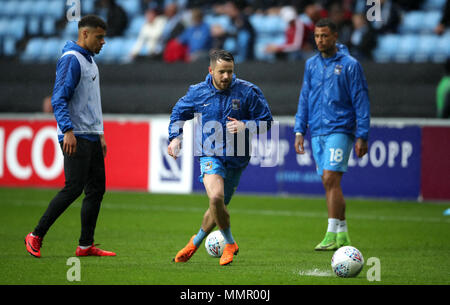 Marc McNulty (au centre) de Coventry City se réchauffe avant le match du Sky Bet League Two Playoff à la Ricoh Arena, Coventry. APPUYEZ SUR ASSOCIATION photo. Date de la photo: Samedi 12 mai 2018. Voir PA Story FOOTBALL Coventry. Le crédit photo devrait se lire comme suit : Nick Potts/PA Wire. RESTRICTIONS : aucune utilisation avec des fichiers audio, vidéo, données, listes de présentoirs, logos de clubs/ligue ou services « en direct » non autorisés. Utilisation en ligne limitée à 75 images, pas d'émulation vidéo. Aucune utilisation dans les Paris, les jeux ou les publications de club/ligue/joueur unique. Banque D'Images