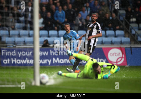 La ville de Coventry Marc McNulty (centre) montres son tir rendez large que Notts County Gardien Adam Collin (à gauche) tente de sauver le ciel pendant deux match des séries éliminatoires de la Ligue de pari au Ricoh Arena, Coventry. Banque D'Images