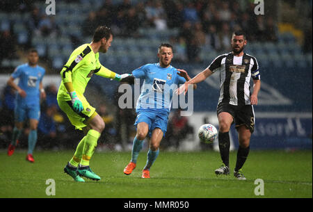 La ville de Coventry Marc McNulty (centre) et Notts County Richard Duffy (à droite) bataille pour la balle durant le ciel parier match des séries éliminatoires de la Ligue Deux au Ricoh Arena, Coventry. Banque D'Images