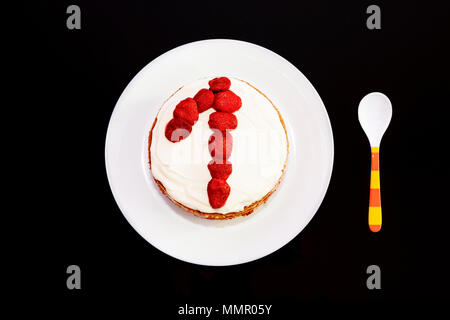 Sweet gâteau avec des fraises et numéro un sur une assiette blanche. Gâteau comme un cadeau pour votre premier anniversaire. Banque D'Images