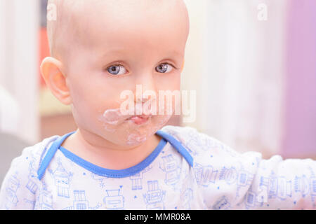 Portrait de petit garçon gâteau de sale. Visage de sale petite fille d'un gâteau d'anniversaire. Joyeux anniversaire. Premier anniversaire d'un petit garçon. Banque D'Images