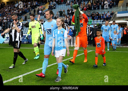 La ville de Coventry Michael Doyle promenades sur le terrain avant le ciel pendant deux match des séries éliminatoires de la Ligue de pari au Ricoh Arena, Coventry. ASSOCIATION DE PRESSE Photo. Photo date : Samedi 12 Mai, 2018. Voir l'ACTIVITÉ DE SOCCER histoire Coventry. Crédit photo doit se lire : Nick Potts/PA Wire. RESTRICTIONS : EDITORIAL N'utilisez que pas d'utilisation non autorisée avec l'audio, vidéo, données, listes de luminaire, club ou la Ligue de logos ou services 'live'. En ligne De-match utilisation limitée à 75 images, aucune émulation. Aucune utilisation de pari, de jeux ou d'un club ou la ligue/dvd publications. Banque D'Images