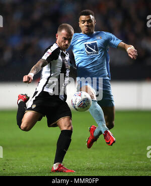 Notts County's Lewis Alessandra (à gauche) et de la ville de Coventry Maxime Biamou bataille pour la balle durant le ciel parier match des séries éliminatoires de la Ligue Deux au Ricoh Arena, Coventry. Banque D'Images