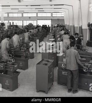 Années 1960, historiques, de grands hommes, de l'Arabie saoudite sur le sol de l'usine à l'aide de l'italien a fait des machines-outils ou machines à produire des pièces pour l'expansion engineeing industrie pétrolière, l'Arabie Saoudite, Banque D'Images