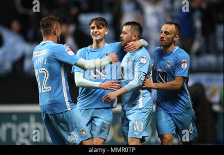 La ville de Coventry Marc McNulty (centre droit) célèbre marquant son but premier du côté du jeu avec Tom Davies (à gauche) Tom Bayliss et Liam Kelly (à droite) au cours de la Sky Bet Deux match éliminatoire de la Ligue au Ricoh Arena, Coventry. Banque D'Images