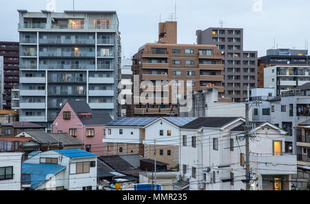 Les immeubles à appartements et de petites maisons dans la zone urbaine de Japon Banque D'Images