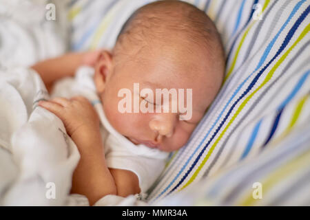 Un nouveau-né portant sur un oreiller dormir avec profondeur de champ Banque D'Images