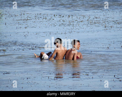 Enfants jouant sur la plage, Sanur Beach, Bali, indonésie, Banque D'Images
