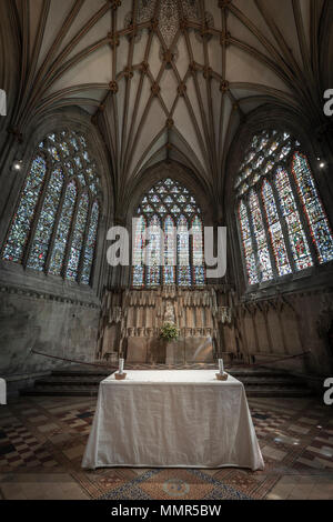 À partir de la lumière les vitraux, illumine l'instruction alter table dans la chapelle à la cathédrale de Wells. Banque D'Images