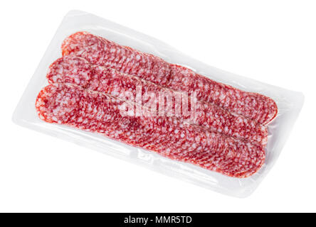 Tranches de salami dans un paquet sur blanc fond isolé Banque D'Images