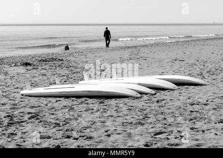 Planche à voile les tables sur le sable d'une plage de la Méditerranée Banque D'Images