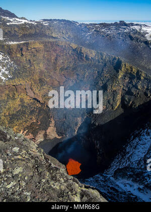 Vue sur le cratère du volcan Villarica près de Pucon, magma rouge, lave, éruptions, Chili Banque D'Images