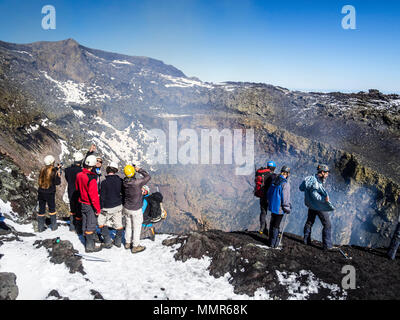 Touristes prenant des photos au cratère du volcan Villarica, visite guidée, près de Pucon, Chili Banque D'Images