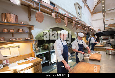 À l'embargo 0001 Lundi 14 mai la cuisine royale au château de Windsor où les préparations sont en cours pour le banquet d'accueil après le mariage du prince Harry et Meghan Markle le 19 mai. Banque D'Images