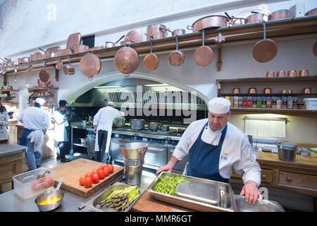 À l'embargo 0001 Lundi 14 mai la cuisine royale au château de Windsor où les préparations sont en cours pour le banquet d'accueil après le mariage du prince Harry et Meghan Markle le 19 mai. Banque D'Images