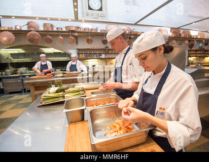 À l'embargo 0001 Lundi 14 mai la cuisine royale au château de Windsor où les préparations sont en cours pour le banquet d'accueil après le mariage du prince Harry et Meghan Markle le 19 mai. Banque D'Images