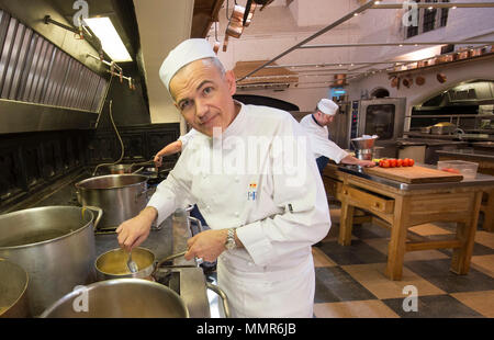 De 0001 sous embargo Lundi 14 mai chef Royal Mark Flanagan à la cuisine royale au château de Windsor où les préparations sont en cours pour le banquet d'accueil après le mariage du prince Harry et Meghan Markle le 19 mai. Banque D'Images