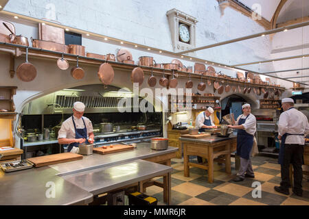 À l'embargo 0001 Lundi 14 mai la cuisine royale au château de Windsor où les préparations sont en cours pour le banquet d'accueil après le mariage du prince Harry et Meghan Markle le 19 mai. Banque D'Images