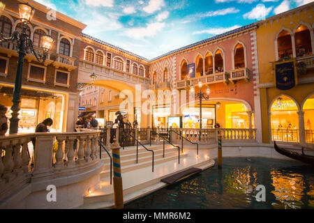 LAS VEGAS, NEVADA - Mai 18, 2017 : vue de l'intérieur du Grand Canal au Venetian Hotel Casino Resort de Las Vegas magnifique avec des gens et télécabine de vie Banque D'Images