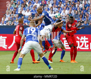 Sports, football, Bundesliga, 2017-2018, le FC Schalke 04 contre l'Eintracht Francfort 1:0, Veltins Arena Gelsenkirchen, scène du match, f.l.t.r. Kevin Prince Boateng (SGE), Guido Burgstaller (S04), Thilo Kehrer (S04), Naldo (S04), Carlos Salcedo (SGE), Leon Goretzka (S04), Danny da Costa (SGE) Banque D'Images