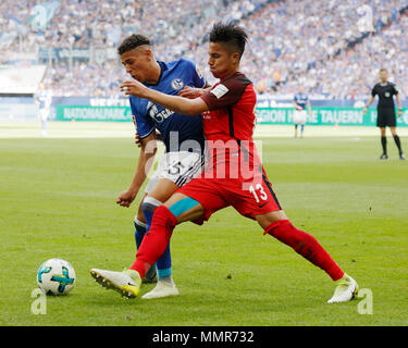 Sports, football, Bundesliga, 2017-2018, le FC Schalke 04 contre l'Eintracht Francfort 1:0, Veltins Arena Gelsenkirchen, scène du match, Amine Harit (S04) à gauche et Carlos Salcedo (Francfort) Banque D'Images