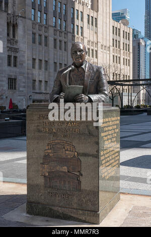 Un bronze hommage à Jack Brickhouse un célèbre commentateur sportif de Chicago et de l'auteur sur Michigan Avenue, Chicago, Illinois, USA Banque D'Images