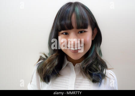 Portrait de jeune femme asiatique avec des cheveux vert et bleu Banque D'Images