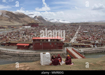 La méditation religieuse tibétaine hut avec vue sur l'île d'Yarchen antiq Gar, Sichuan, Chine Banque D'Images