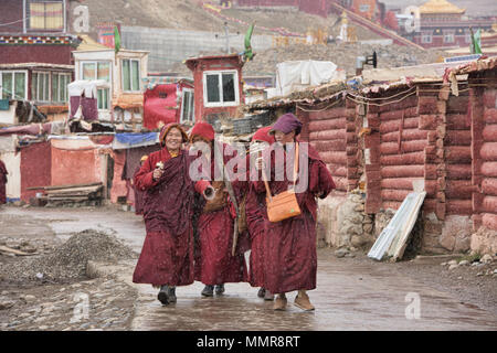 Les nonnes tibétaines marche dans la neige, Yarchen Gar, Sichuan, Chine Banque D'Images