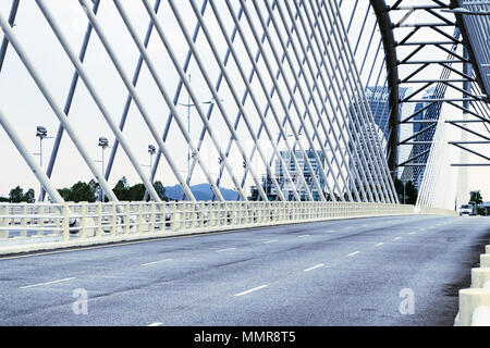 Détails de l'architecture moderne - une route asphaltée sur un grand pont à Cyberjaya, Malaisie. Tonique dans des couleurs fraîches, cyan. Banque D'Images