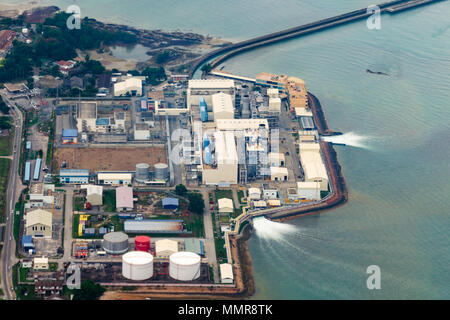 Vue aérienne d'une usine qui utilise l'eau de mer et des retours en arrière. L'utilisation des ressources naturelles, la pollution de l'eau. La Malaisie, Petronas. Banque D'Images