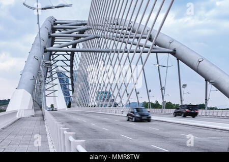 Détails de l'architecture moderne - wagons en mouvement sur grand pont routier à Cyberjaya, Malaisie, la vie en ville, la routine quotidienne. Tonique dans des couleurs fraîches, cyan. Banque D'Images