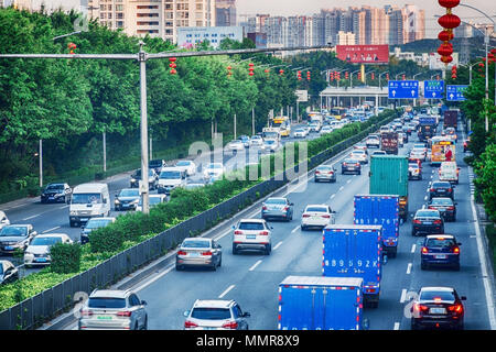 La Chine, Shenzhen, 2018-03-09 : jour, heure de pointe du trafic en grande ville, bourrage de beaucoup de voitures sur l'autoroute divisée road, rue bondée, vue du dessus. Banque D'Images