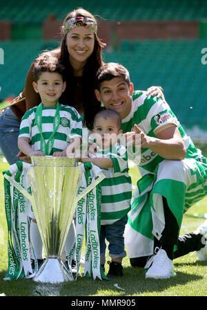 Cristian Gamboa du Celtic célèbre avec sa famille gagnant le Championnat écossais Scottish Premiership après leur match contre Ladbrokes Aberdeen au Celtic Park, Glasgow. Banque D'Images