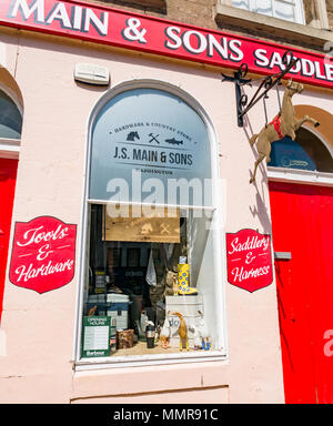Boutique à l'ancienne, avant J S'& Sons selliers, High Street, Haddington, East Lothian, Scotland, UK avec de l'or l'inscription suspendue au-dessus de la porte Banque D'Images