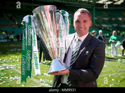 Brendan Rodgers du Celtic célèbre remportant le championnat écossais Scottish Premiership après leur match contre Ladbrokes Aberdeen au Celtic Park, Glasgow. Banque D'Images