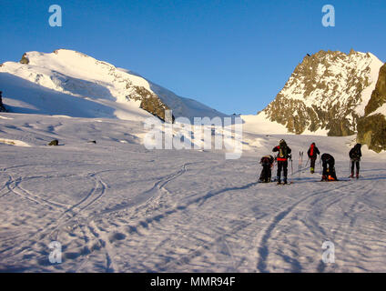De nombreux randonneurs se préparent à l'ascension d'une crête de haute montagne dans les Alpes, près de Zermatt juste après le lever du soleil Banque D'Images
