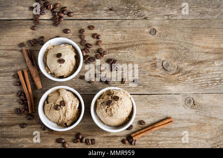 Glace au café sur fond de bois. Café crème glace gelato maison avec café en grains - l'été en bonne santé dessert vegan. Banque D'Images