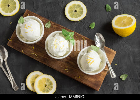 La crème glacée au citron dans un bol. La crème glacée faite maison citron agrumes (gelato) à la menthe close up. Banque D'Images