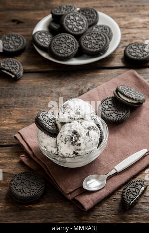 Oreo crème glacée. Cookies et crème glace maison dessert sur fond de bois sombre. Banque D'Images