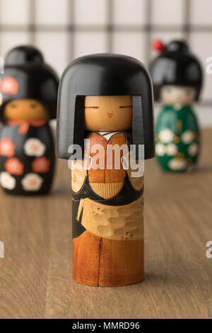 Poupées de kokeshi en bois traditionnels japonais vendus comme souvenir Banque D'Images