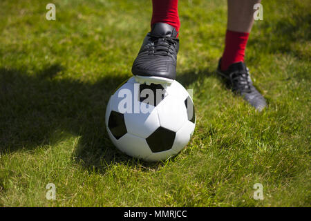 Un joueur et d'amorçage sur le dessus d'une chaussette noir et blanc de football en cuir Banque D'Images