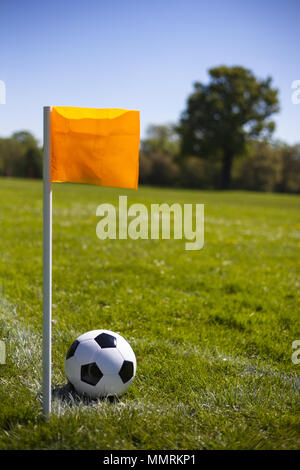 Un poteau de coin poster et le cuir dans le coin football lines Banque D'Images