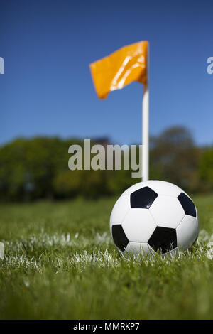 Un poteau de coin et post football en cuir Banque D'Images