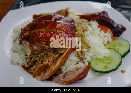 Le canard grillé BARBECUE de style chinois dans un restaurant local à Singapour. Banque D'Images