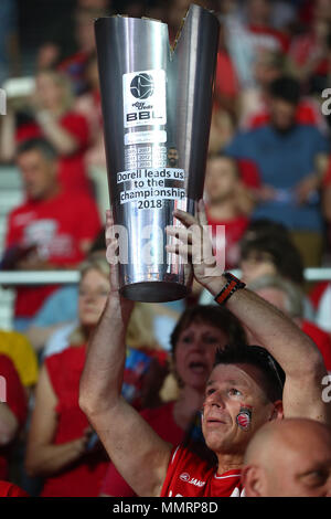 Bamberg, Allemagne. 12 mai, 2018. 12 mai 2018, l'Allemagne, Bamberg : Basket-ball, football, Brose Bamberg vs Telekom Baskets Bonn. Un partisan de Bamberg est titulaire d'un faux trophée. Crédit : Daniel Karmann/dpa/Alamy Live News Banque D'Images